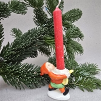 julestage-porcelæn-nisse-rød-hue-jakke-grønne-bukser-juletræslys-i-grødskålen-porcelæn-julepynt